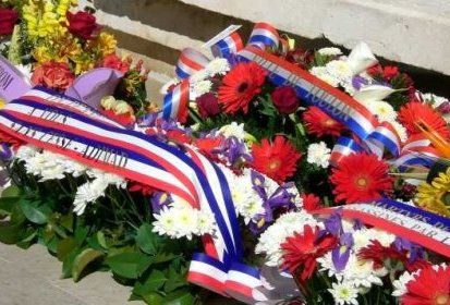 Les gerbes (de gauche à droite) : l'Adimad, la mairie de Toulon, le (…)